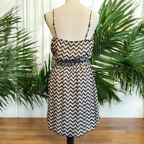 NO BOUNDARIES Chevron Ruffle Sleeveless Spaghetti Strap Dress - Size M (7-9) - Picture 3 of 11